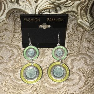 Women’s silver tone metal circle earrings